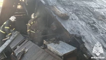 Фото: В Кемерове рано утром сгорел частный дом: пожарные успели вынести баллоны с пропаном 2