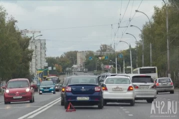Фото: ДТП спровоцировало пробку возле кемеровского ТЦ «Лапландия» 1