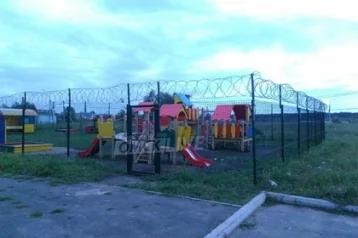 Фото: «Привыкай смолоду»: в Сибири детскую площадку оградили колючей проволокой 1