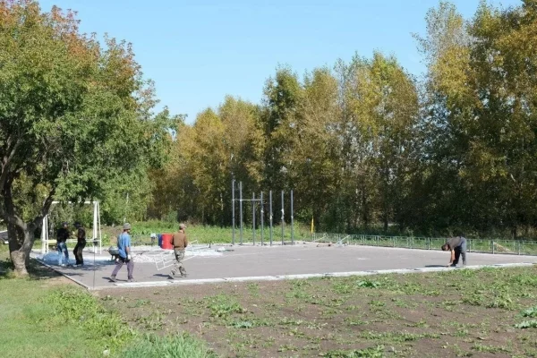 В Кемерове спортивную площадку за 9 млн рублей сдадут позже срока
