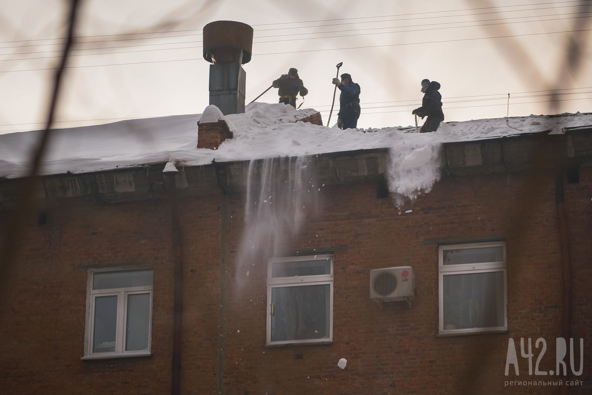 В Челябинске глыба льда с крыши чуть не упала на ребёнка 