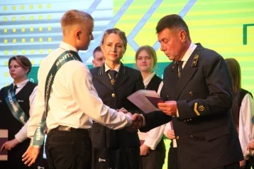 Фото: В Кузбассе выпускникам Профклассов.ФМ вручили аттестаты 1