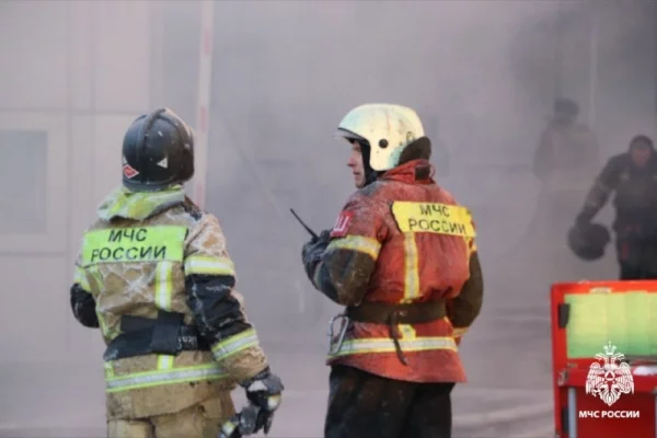 В Улан-Удэ сложный пожар в торговом центре тушили более 90 специалистов