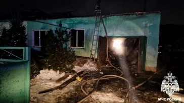 Фото: Двухквартирный дом и баня загорелись в Новокузнецком округе 2