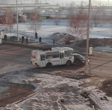 Фото: Маршрутка столкнулась с легковушкой у рынка «Колос» в Кемерове 1