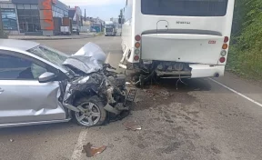 В Новокузнецке гонщик на иномарке врезался по очереди в автобус и в «ГАЗель»