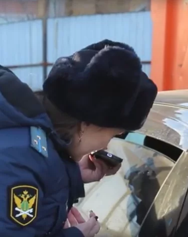 В Забайкалье мать с ребёнком сидела в машине 6 часов из-за долгов