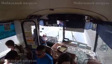 Фото: Кемеровчанина возмутил водитель маршрутки, который рулил локтями 1