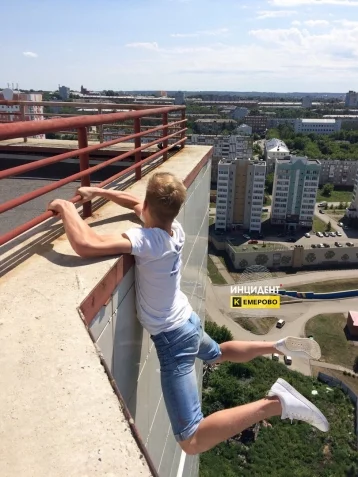 Фото: Кемеровский руфер снял опасное фото на крыше 25-этажного дома 1