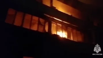 Фото: В Ростове-на-Дону горит трёхэтажный склад с электрооборудованием 1