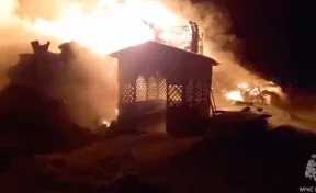 В Омской области горит недостроенная церковь, огнём охвачено 330 квадратных метров 