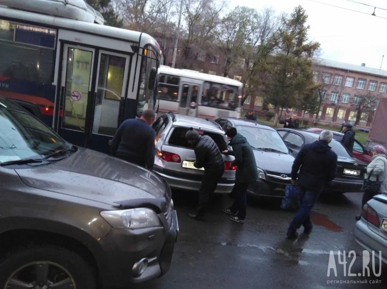 Фото: В Кемерове в ДТП с троллейбусом столкнулись семь автомобилей 3