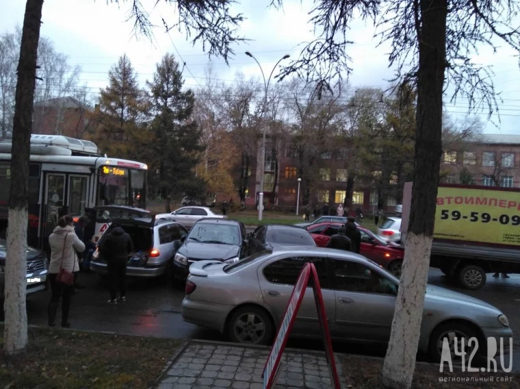 Фото: В Кемерове в ДТП с троллейбусом столкнулись семь автомобилей 4