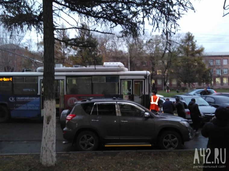 Фото: В Кемерове в ДТП с троллейбусом столкнулись семь автомобилей 5