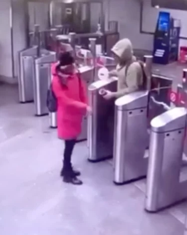 В московском метро безбилетник плеснул в лицо женщине горячим шоколадом из-за замечания