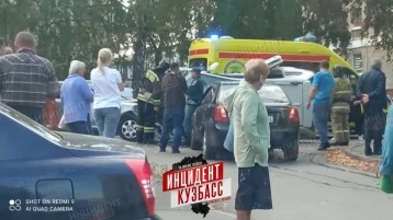 Фото: В Кемерове автомобиль перевернулся после ДТП на улице Волгоградской 1