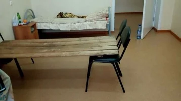 Фото: В Кузнецке завели дело из-за больничных кроватей из досок и стульев  1