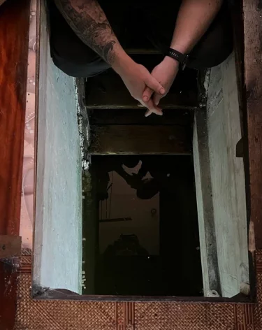 Гость-ротан: карпам в подвале подтопленного дома в Белове привезли пополнение и установили аэратор