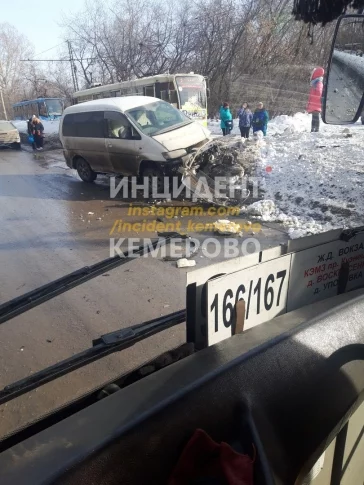 Фото: Перелетела через сугроб: в Кемерове иномарка заблокировала движение трамваев 2