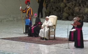 Глухонемой мальчик прервал аудиенцию Папы Римского, чтобы потрогать яркую форму гвардейца