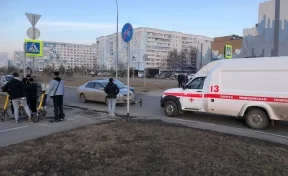 В Кемерове автомобиль сбил девушку на электросамокате