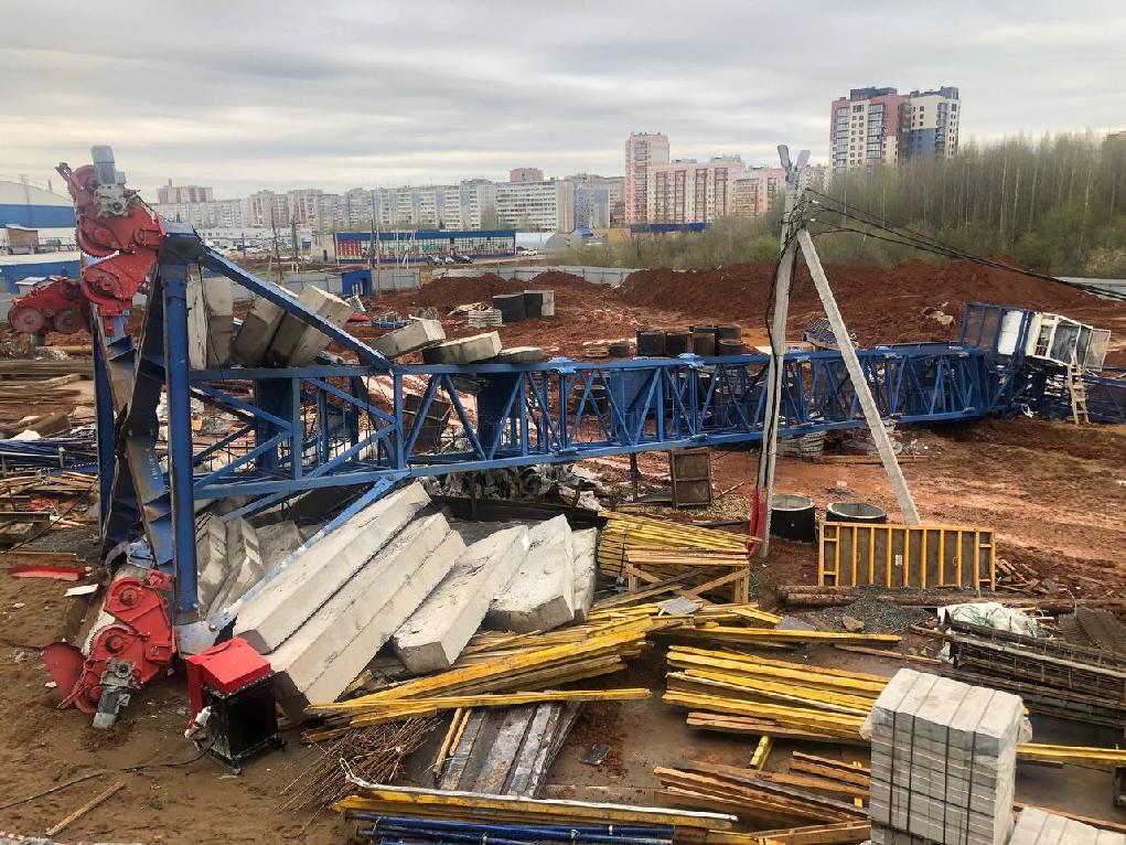 В Кирове на месте строительства новой школы рухнул башенный кран. Есть погибший 