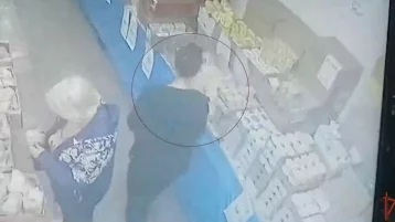 Фото: Жительница Кузбасса пыталась украсть из магазина колбасу и сыр на 2 тысячи рублей 1