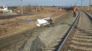 Фото: В Кузбассе пассажирский поезд столкнулся с автомобилем: один человек погиб 1