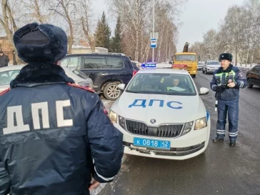 Фото: В Кемерове прошёл рейд по парковкам: машины нарушителей увезли на эвакуаторе 2