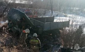 Двое мужчин всю ночь пролежали под опрокинувшимся грузовиком в Забайкалье