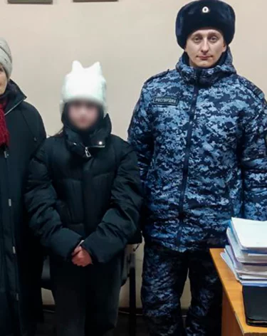 В Кузбассе пропавшую 12-летнюю девочку нашли в подъезде