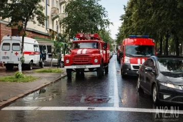 Фото: Кемеровские пожарные спасли из горящей пятиэтажки 12 человек 1