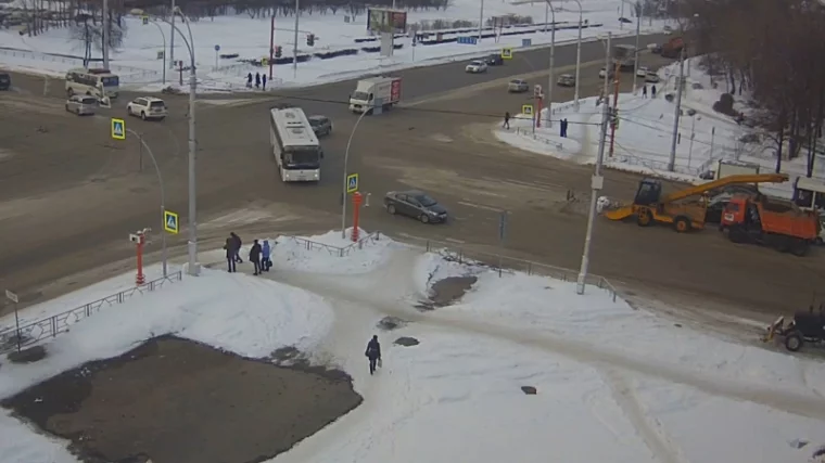Фото: Кемеровчанин пожаловался на кучу снега на дороге, мешающую водителям разъехаться 3