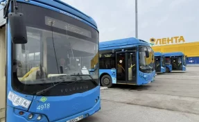 В Новокузнецке мужчина попытался угнать пассажирский автобус и попал на нём в ДТП