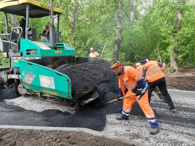 Фото: В Кемерове в сквере у ДК Кировского района укладывают тротуарную плитку 5