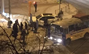 В Кемерове произошло ДТП с маршруткой: пострадали пассажиры