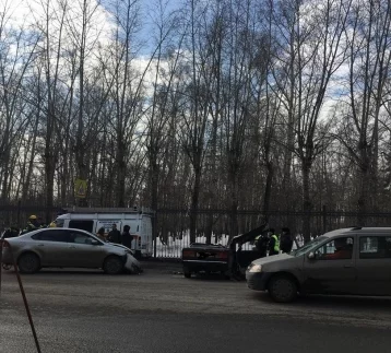 Фото: «Водителя доставали через крышу»: в Кемерове произошло серьёзное ДТП 1