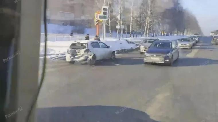 Фото: Три автомобиля столкнулись на проспекте Октябрьском в Кемерове 2