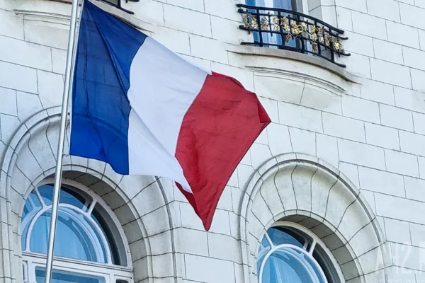 Премьер-министр Франции подал в отставку через 27 дней после назначения