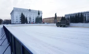 В Кемерове начали заливать каток на площади Советов