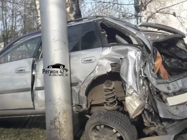 Фото: В Кемерове на улице Волгоградской Mazda врезалась в столб 2