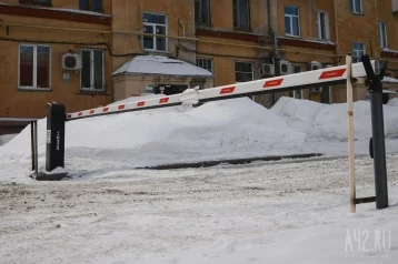 Фото: Власти Кемерова демонтируют шлагбаумы и снесут незаконную постройку в Заводском районе 1
