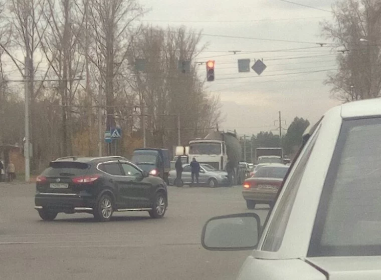 Фото: Легковушка и фура спровоцировали огромную пробку на Логовом шоссе в Кемерове 2