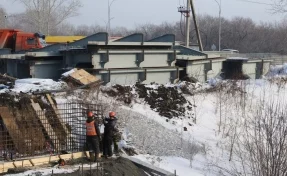 В Кемерове на стройплощадку путепровода в Пионере привезли детали будущего моста