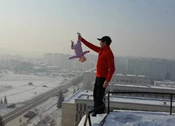 Фото: Молодой отец из Зеленогорска издевался над новорождённой дочерью и выложил видео в Сеть 1