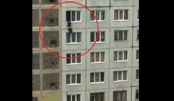 Фото: Появилось видео смертельного падения подростка из окна седьмого этажа в Кемерове 1