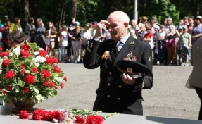 В Кемерове возложили цветы к памятнику в Сосновом бору