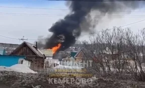 В Кемерове серьёзный пожар в частном доме попал на видео