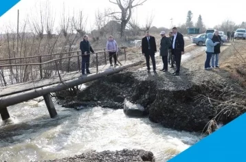 Фото: Паводковые воды разрушили мост через реку в кузбасском селе 1