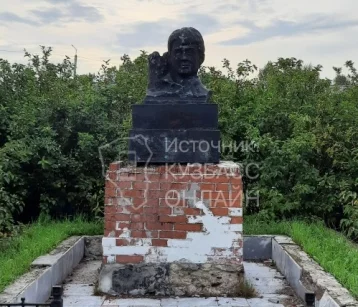 Фото: Кузбассовцы пожаловались на ужасное состояние памятника известному поэту  1